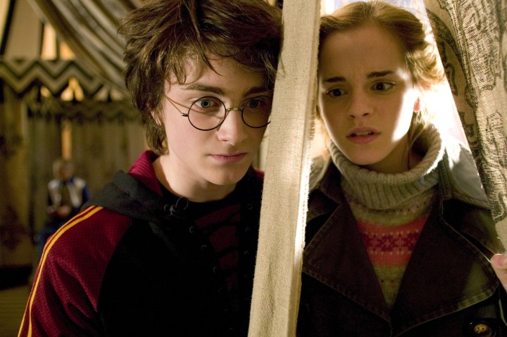 Harry-and-Hermione-harry-potter-world-2255066-2100-1398